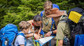 Speidere som orienterer med kart og kompass.